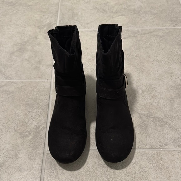 Stylish Black Women's Boots - Picture 1 of 3